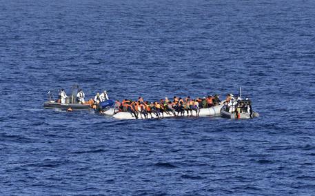 Una operazione di salvataggio di alcuni migranti al largo della Spagna in una foto d'archivio © EPA