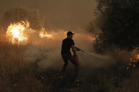 L'enorme incendio ad Evia (FOTO EPA/KOSTAS TSIRONIS) © EPA