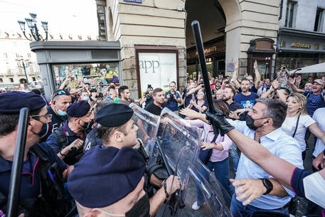 Protesta a Torino, tensione tra manifestanti e forze dell'ordine © ANSA