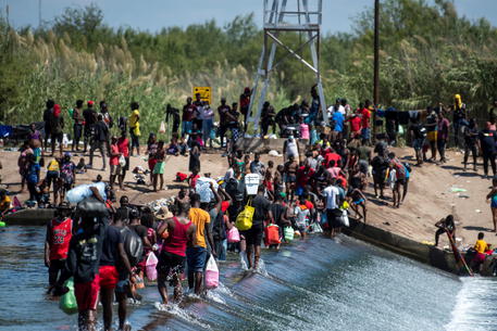 Migranti si affollano sulle rive del Rio Grande © EPA