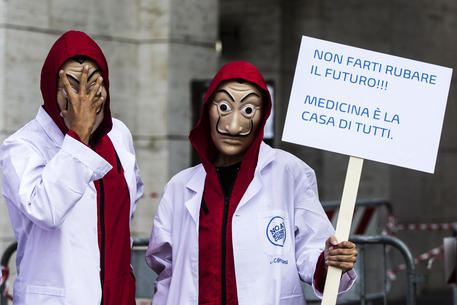 La protesta contro il numero chiuso alla Sapienza © ANSA