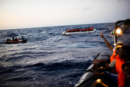 Un'operazione di salvataggio al largo della Tunisia © ANSA