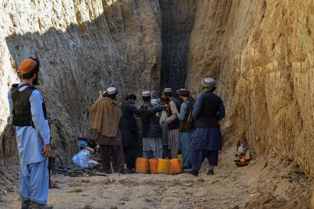 Un gruppo di soccorritori impegnati a salvare il bambino, poi deceduto, che era caduto in un pozzo in Afghanistan © AFP