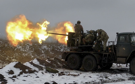 Artiglieria ucraina in azione a Bakhmut © ANSA
