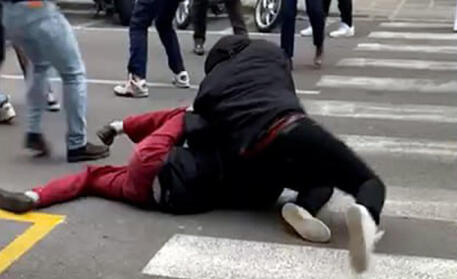 Un frame tratto da un video postato su Facebook che mostra lo scontro tra giovani a Firenze © ANSA