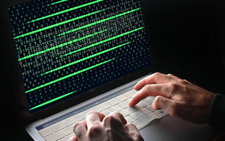 Un hacker impegnato in un attacco informatico © ANSA