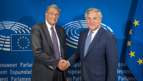 Il direttore dell'Ema Guido Rasi con il presidente del Parlamento Ue Antonio Tajani - fonte: PE (ANSA)