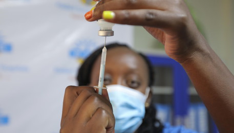 Un'operatrice sanitaria prepara un vaccino anti Covid in Kenya (ANSA)