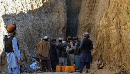 Un gruppo di soccorritori impegnati a salvare il bambino, poi deceduto, che era caduto in un pozzo in Afghanistan (ANSA)