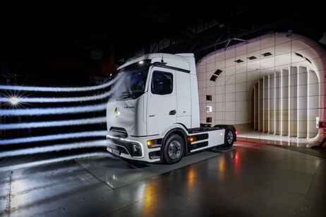 Il truck Mercedes eActros 600 raggiunge 500 km di autonomia