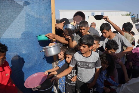 Guerra Medioriente - Rifugiati palestinesi attendono il pasto a Khan Yunis