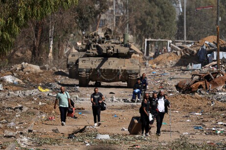 Palestinesi in fuga dal nord della Striscia di Gaza lungo l'arteria Sallah-a-Din verso sud
