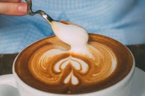 El latte art, la creación de diseños en la superficie de un cappuccino