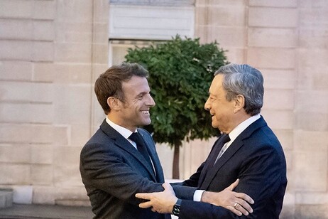 Emmanuel Macron (izquierda) y Mario Draghi (derecha) en un encuentro en 2022