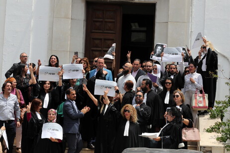 Ue, "preoccupano arresti di attori società civile in Tunisia"