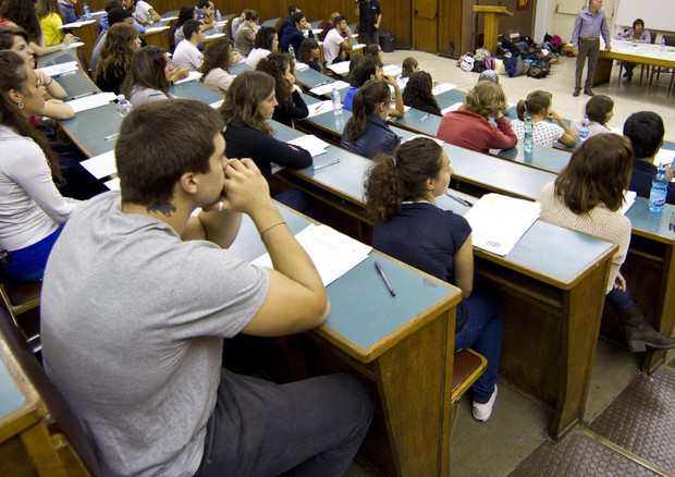 Studenti in aula prima del test di ammissione universitaria alla Sapienza in una foto d'archivio © ANSA 