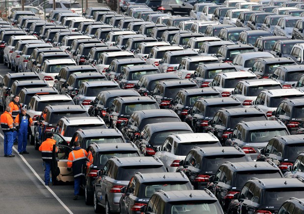 European car sales plunge in 2012 as auto crisis deepens © EPA