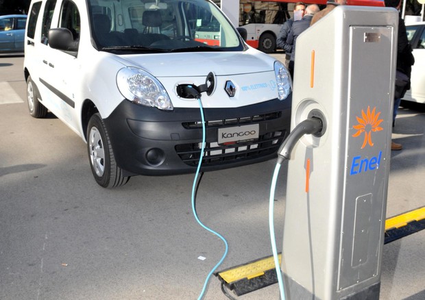 Una colonnina di ricarica per auto elettriche a Bari © ANSA