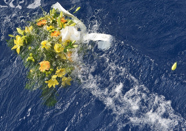 Lampedusa, fiori in mare in ricordo delle vittime del naufragio © ANSA