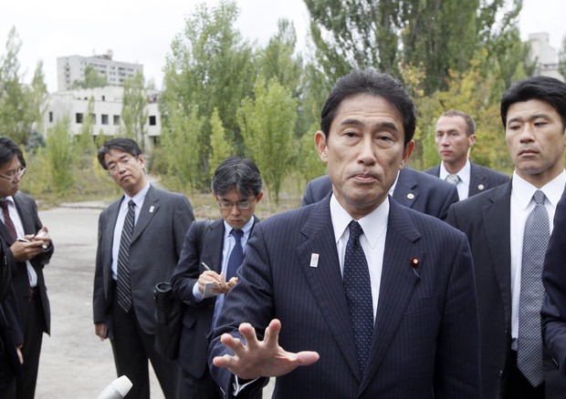Il ministro degli esteri giapponese  Fumio Kishida (foto: EPA)