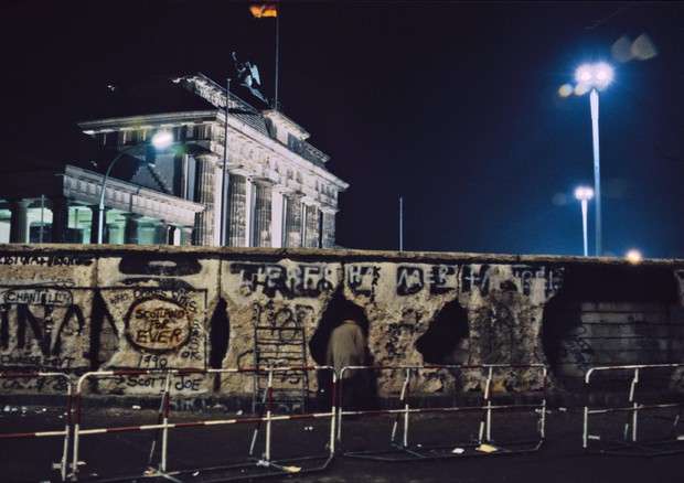 Gennaio 1990, il muro di Berlino in fase di smantellamento