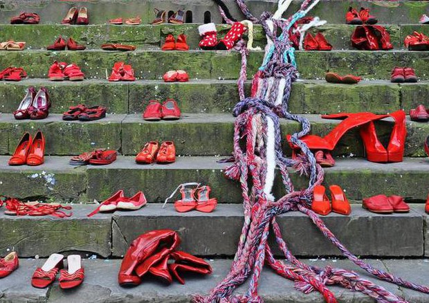 Scarpe rosse simbolo della lotta alla violenza sulle donne © ANSA 