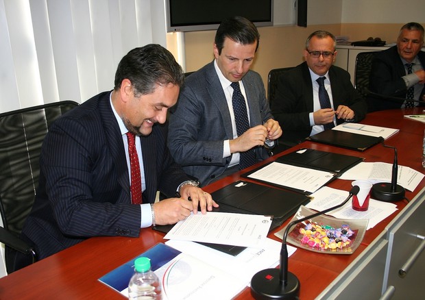 Il Presidente di Ance Salerno, Antonio Lombardi, e il capo della Dia di Salerno, Francesco Saponaro, firmano accordo collaborazione © ANSA