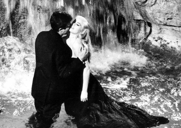 Il bacio tra Marcello Mastroianni e Anita Ekberg sul set della 'Dolce Vita' in una foto di scena  del film di Federico Fellini © ANSA 
