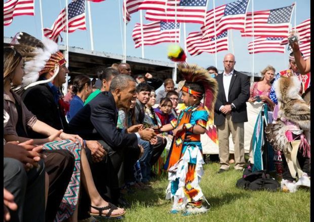 Cannon Ball Flag Day : President Barack Obama and young sioux boy (foto: ANSA)