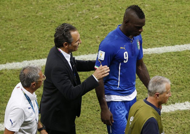 Cesare Prandelli (s) parla con Mario Balotelli al momento della sostituzione durante Inghilterra-Italia (foto: ANSA )