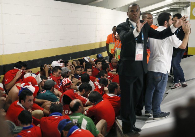 Tifosi Cile invadono sala stampa Maracanà (foto: EPA)