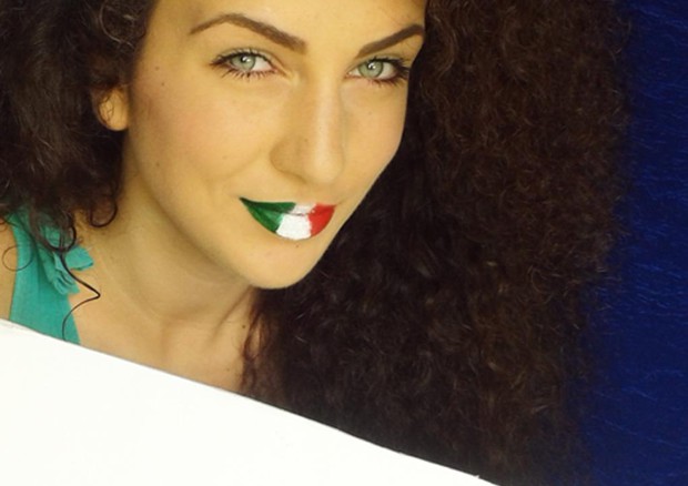 Una ragazza di Miss Italia, Claudia Casciani, con il rossetto tricolore (foto: ANSA)