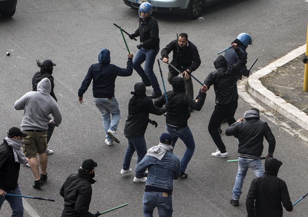 Un'immagine degli scontri fuori dallo stadio Olimpico il 3 maggio 2014, prima della finale di Coppa Italia © ANSA