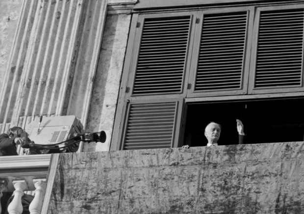 Il nuovo Presidente della Repubblica Antonio Segni si affaccia e saluta dal balcone del palazzo del Quirinale © ANSA