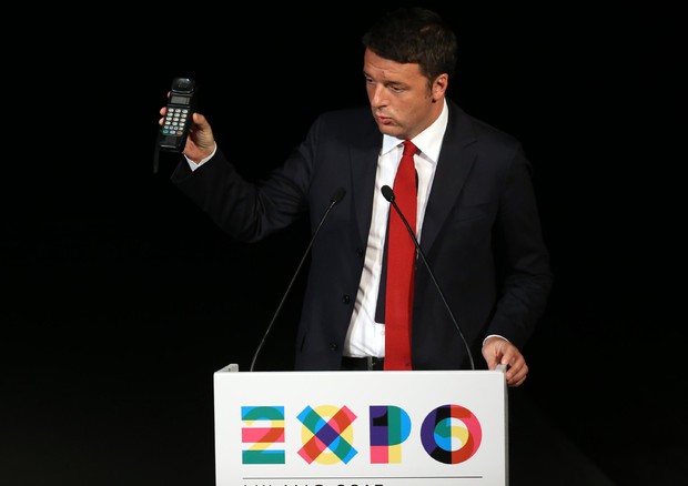 Expo: Renzi mostra telefono anni '90, 'mondo cambiato' © ANSA
