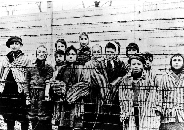 Una foto di archivio mostra bambini prigionieri ad Auschwitz © AP