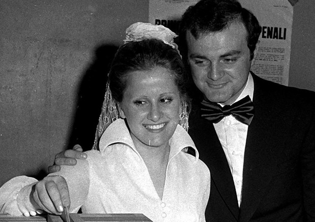 Una coppia di sposi vota per il referendum sul divorzio, in una foto d'archivio del 12 maggio 1974 © ANSA 