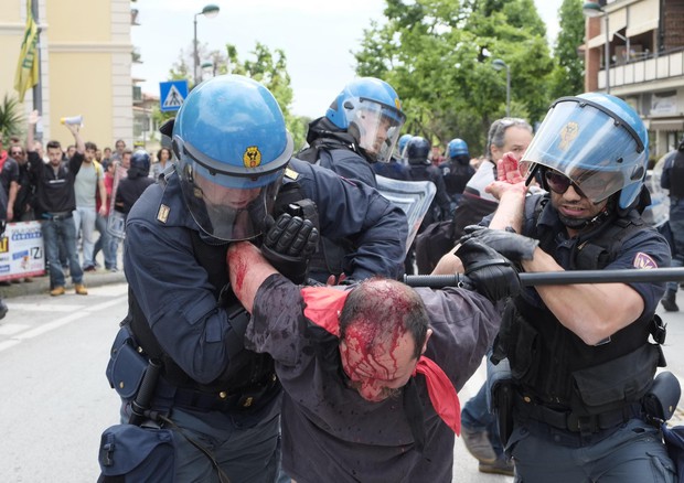 Lega: Salvini; scontri a Massa, un manifestante ferito © ANSA