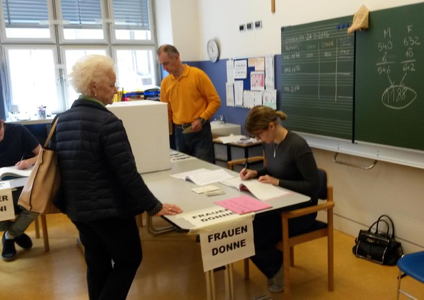 Un seggio elettorale ieri a Bolzano © ANSA