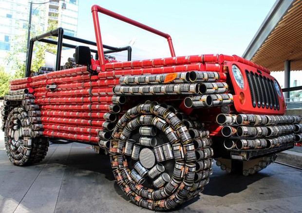 Una Jeep costruita con 4.500 lattine per sfamare i poveri © Foto FCA Canada Press