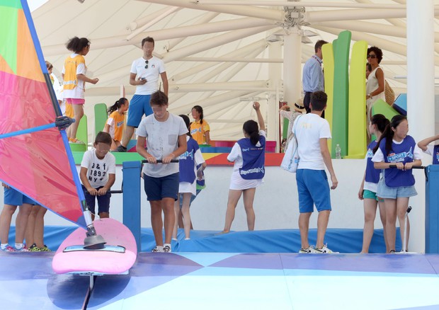 Agnese Renzi in visita al sito di Expo2015 con i figli al Kinder Sport © ANSA