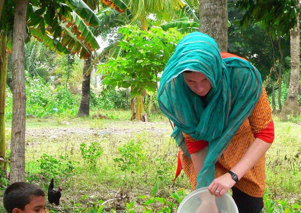 Tei Dankovich versa acqua contaminata di uno stagno in un imbuto che contiene un filtro di carta antimicrobico per ottenere acqua potabile in una zona rurale del Bangladesh (foto: Ali Wilson) © Ansa