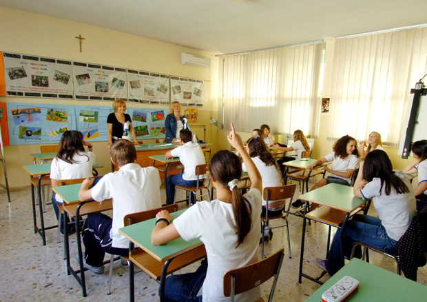 Insegnante durante una lezione a scuola © ANSA