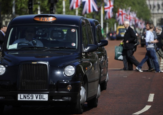 Gruppo tassisti londinesi lancia raccolta fondi contro Uber © ANSA
