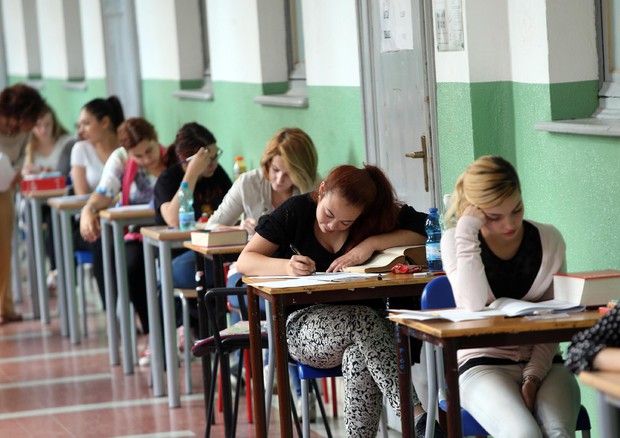 Studenti impegnati nelle prove scritte dell'esame di maturita' © ANSA