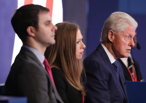 Marc Mezvinsky, Chelsea Clinton e Bill Clinton (foto: EPA)