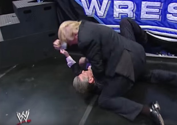 Trump alle prese con una scazzottata ai piedi del ring al termine di un incontro di wrestling (foto: Ansa)