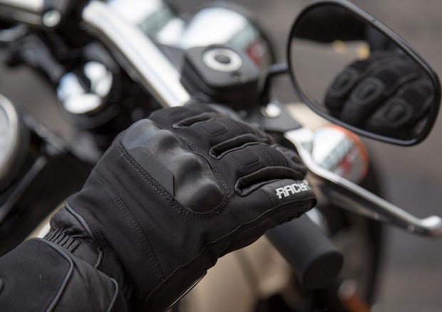 Francia, dal 20 novembre obbligo guanti per i motociclisti © ANSA