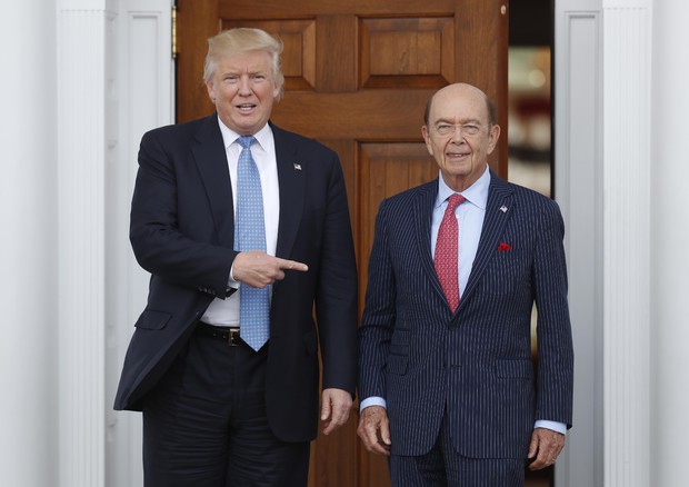 Donald Trump con il miliardario Wilbur Ross, futuro segretario al Commercio (foto: AP)