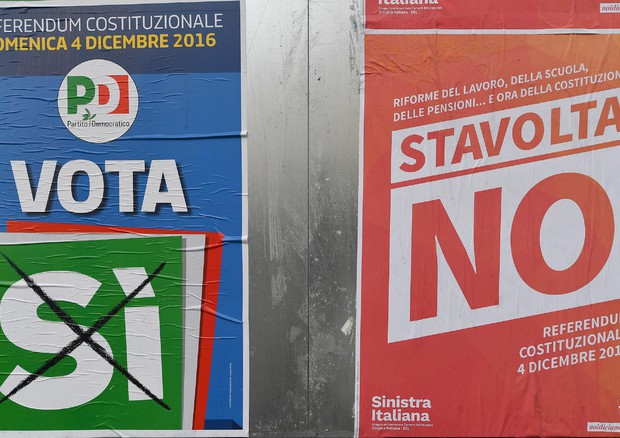 Referendum: affissioni a Genova (foto: ANSA)